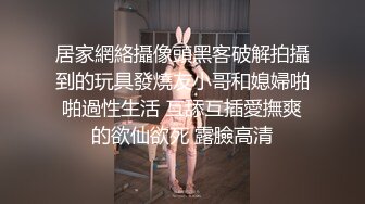 妹子边晾衣服边跟人视频聊天露出奶子