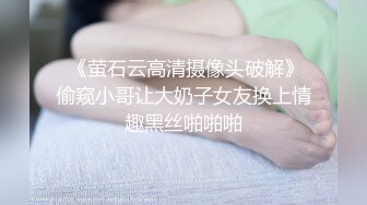  床上黑丝少妇的3P游戏 会玩的大哥连抠带草还有道具 骚逼给她玩肿了