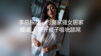 男扮女装潜入澡堂更衣室偷窥众多美女少妇