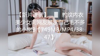 气窗偷拍邻居大奶美少妇洗香香