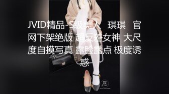 “第一次被插屁眼好爽”人妻少妇调教肛交，屁眼和骚逼同时高潮