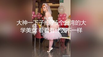 【新片速遞】调戏一下骚逼嫂子，露脸开档黑丝诱惑，跪在床前给大哥口交大鸡巴，无套抽插，最后直接撸射在嘴里给狼友看