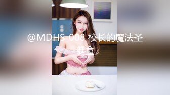  珠光宝气戴名表开豪车的富姐晚上和两个猛男野外3P