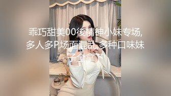 丰乳肥臀新人肉感短发美女小尺度诱惑，撩起内衣露出大白美乳，跳蛋塞内裤震动，掰穴用火腿肠摩擦阴蒂