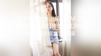 商场女厕全景偷拍熟女少妇 一直盯着摄像头 难道被发现了？