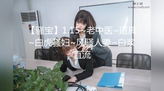 露脸女跪下吃鸡巴