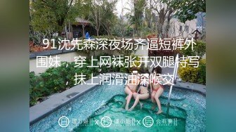 美女模特被色魔摄影师套路 穿上开档丝袜慢慢脱下内裤露出小鲍鱼