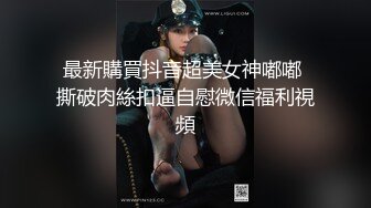 超短牛仔裙美女在商场光脚穿袜子试鞋高跟鞋配玉足脚上的血管清晰可见丁字裤翘臀弯腰被抄底