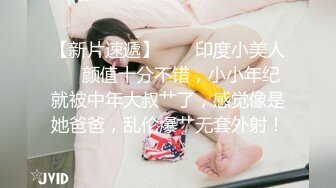 丝袜露脸极品呆萌学妹的诱惑，跟狼友互动撩骚脱光光，无毛白虎逼很是诱惑刺激，各种小道具抽插骚穴淫水泛滥[