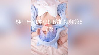 后厨操作间新来的实习生小妹占着茅坑不拉屎不停地刷抖音