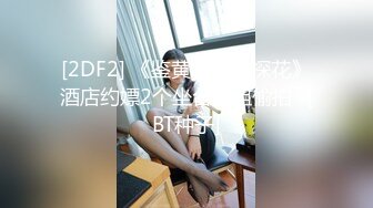   豪华包房中玩弄一个齐肩发御姐范妹子被纹身大哥疯狂吮吸舔穴，白虎干净水嫩多汁