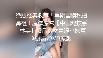 顶级粉嫩肥鲍美女小看似乖巧其实很骚，伸出舌头自摸贫乳，两根振动棒双管齐下，骑乘打桩被炮友操的啊啊叫