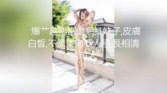 健身房厕所尿尿听到隔壁厕间有奇怪的声音意外偷拍到教练和女学员在里面嘿哟简直就是活春宫