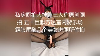 【骚小妹两男一女3P大战】骑乘边操边吃大屌，垫着枕头抬起屁股，怼着骚逼猛操，前后夹击，两大汉轮流后入爆插