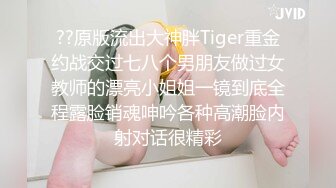 商场女厕全景偷拍几个美女嘘嘘粉嫩的鲍鱼呈上来了 (6)