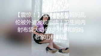  花臂纹身网红脸小骚货认真舔屌很享受，扶着JB骑坐抽插，从下往上视角进进出出