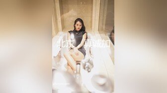 很火的家庭摄像头，美艳少妇等儿子睡着了，躺在旁边打开黄色视频就开始自慰，有点像日本AV的剧情啊！