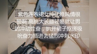 巨屌干美臀肥穴，性感美腿女郎，扒开内裤，自己扶屌往逼里塞，上下套弄，大屌撑爆小穴，射在逼上