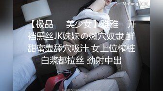 酷酷短发中性美女小姐姐自慰诱惑，撩起短袖揉捏贫乳，扭动翘臀脱掉内裤，掰穴特写拿出玻璃黄瓜快速抽插