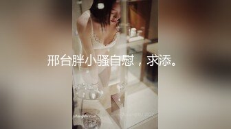   放暑假女朋友家里人都去上班了到她闺房做爱干到浴室用手机自拍