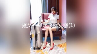 【新片速遞】  浓眉大眼无美颜的妹子，搔首弄姿道具插嘴，特写掰穴黑木耳蝴蝶逼扒开里面很粉