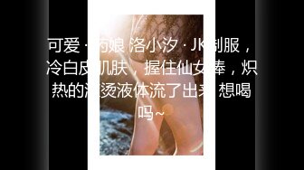 商场女厕近距离偷窥露肩短裙美女小口的肥鲍鱼