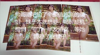 素颜女友巨乳妹子，卧室表情骚气动人，道具吸地插穴，特写尿尿，一字马侧入道具一对大灯晃呀晃