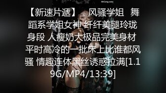 勾引管道修理工 假装不小心把水洒在修理工衣服上 趁机帮他脱掉揩油勾引他