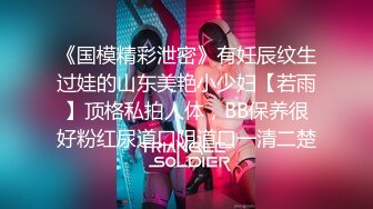 《魔手?外购??极品CP》正面全景商场女厕逼脸同框偸拍超多年轻小姐姐小少妇方便，发现稀有极品正宗一线天馒头笔，真的好看