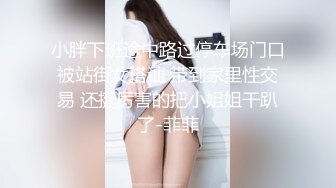 蜜桃臀小骚货露脸伺候小哥哥啪啪，导演直播拍摄，温柔的舔弄大鸡巴，让小哥多体位蹂躏抽插后入爆草叫的好骚