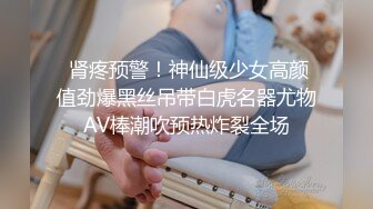 身材不错的妹子就这么裸着身跑到大马路上发疯