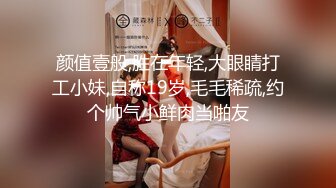 男人的天堂！美女在水上乐园玩滑梯时衣服被水流掀翻露出大奶 围观的男人们都满意的笑了