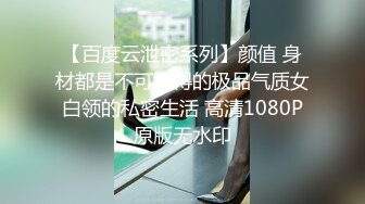 群购买大胆肉丝美腿牛仔短裤学生妹拿着自拍杆在教室露奶露阴自慰说想舔自己奶还淫叫出声音也不怕同学撞见