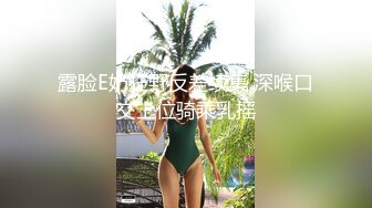 健身教练在家对着镜子自慰