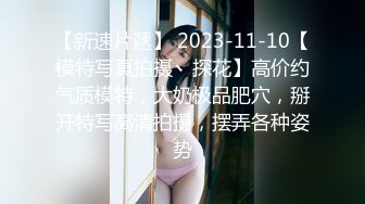 小哥和朋友借着酒精约上炮友在客厅里上演三人行双龙打桩玩(下) 