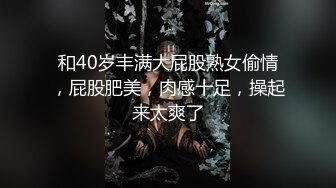 与陌生男模拍摄写真,见到对方健硕的身体,忍不住把手伸向对方