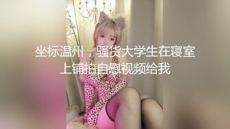 淫妻连体情趣内衣的骑乘位内射展示被射满的骚穴