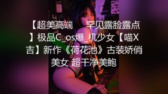 极品单身美女高颜值诱惑狼友，躺在床上发骚揉奶玩逼伸着舌头要舔狼友大鸡巴，逼毛浓厚性与旺盛大黄瓜抽插