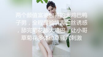 真实夫妻居家玩弄媳妇的逼逼给狼友看，掰开小穴展示无套插入媳妇的逼逼漏出骚奶子爆草抽插，嫂子差点露脸了