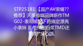 这年轻的小妹原来是个小奶妈，镜头前发骚揉奶玩逼，特写展示给狼友看，奶子好性感自己躺着就流