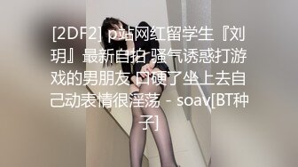 商场女厕全景偷拍黑衣少妇肥美的大鲍鱼 细细的擦拭着小穴