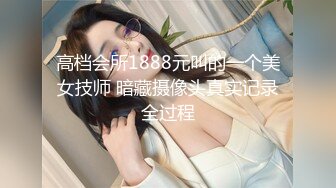  颜值不错的小少妇伺候两大哥激情啪啪，嘴里含着冰块把两鸡巴一起塞嘴里舔，各种体位爆草蹂躏