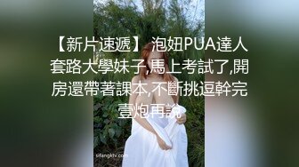 农贸市场女厕偷拍格子裙美少妇 屁股又白又嫩就在眼前