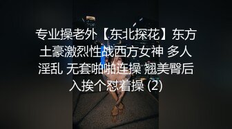 天气实在是太热了，熟女赤裸裸踩着单车就出街了...开小车的吹着空调在车内笑，唉.....