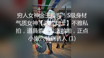 剛生完寶寶的爆乳美嬌妻和老公婚床上啪啪,床頭墻上還掛著結婚照