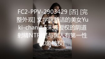 政府上班的眼镜妹女友，中午下班回来坐在大厅深喉口爆，直接把精子吞了